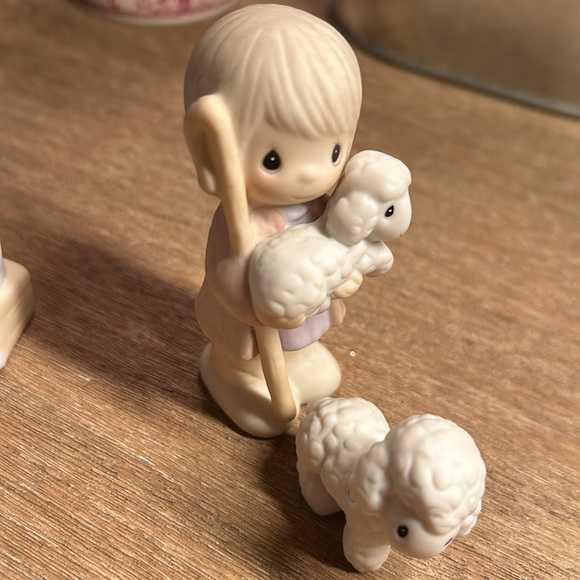 Used vintage Precious Moments  nativity set five pieces. - Picture 4 of 7